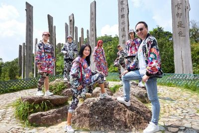 Vivienne Tam und Models auf dem Wisdom Path, Hongkong