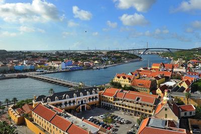 Die eindrucksvolle, 1974 eroeffnete Königin-Juliana-Bruecke ist mit einer Hoehe von 56 Metern auf Curacao die hoechste Bruecke der Karibik