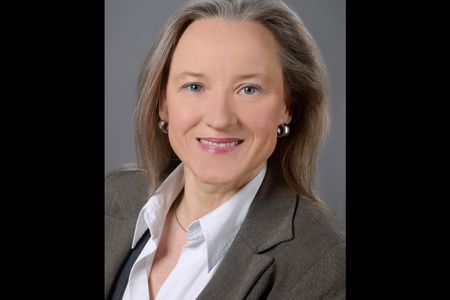 Anwaeltin Beate Bahner nach Corona Klage von Polizei in Psychiatrie eingewiesen