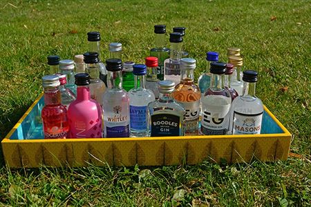 Ginflaschen aus dem Adventskalender Mit 24 Flaschen aus dem Adventskalender startete das Reisemagazin Reise-Inspirationen das Global Gin Project