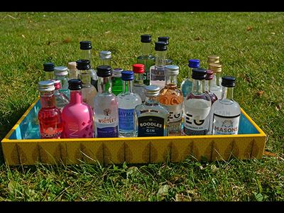 Ginflaschen aus dem Adventskalender Mit 24 Flaschen aus dem Adventskalender startete das Reisemagazin Reise-Inspirationen das Global Gin Project