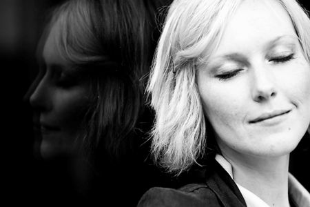 Eine wunderbar frische Stimme in toller Begleitung. Joscheba Schnetter ist Studentin des Jazzstudiengangs in Hamburg. Ob die charismatische Sängerin Jazzstandards oder ihre eigenen souligen Songs anstimmt: Sie trifft mitten ins Herz.