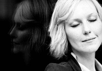 Eine wunderbar frische Stimme in toller Begleitung. Joscheba Schnetter ist Studentin des Jazzstudiengangs in Hamburg. Ob die charismatische Sängerin Jazzstandards oder ihre eigenen souligen Songs anstimmt: Sie trifft mitten ins Herz.