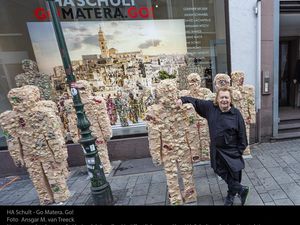 HA Schult und seine Trash People vor der Duesseldorfer Galerie Geuer und Geuer HA Schult und seine Trash People vor der Duesseldorfer Galerie Geuer und Geuer