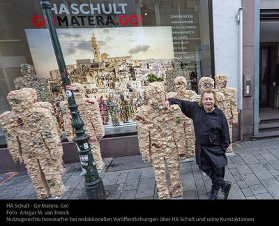 HA Schult und seine Trash People vor der Duesseldorfer Galerie Geuer und Geuer