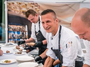 Gastgeber, Kulinarischer Direktor und Sternekoch in Personalunion – beim „Food-Festival" am 30. Juli 2022 im oberbayerischen Hotel Vier Jahreszeiten Starnberg ist der 36-jährige Maximilian Moser überall anzutreffen Gastgeber, Kulinarischer Direktor und Sternekoch in Personalunion – beim „Food-Festival" am 30. Juli 2022 im oberbayerischen Hotel Vier Jahreszeiten Starnberg ist der 36-jährige Maximilian Moser überall anzutreffen