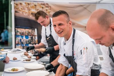 Gastgeber, Kulinarischer Direktor und Sternekoch in Personalunion – beim „Food-Festival" am 30. Juli 2022 im oberbayerischen Hotel Vier Jahreszeiten Starnberg ist der 36-jährige Maximilian Moser überall anzutreffen