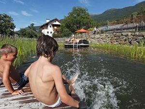 Für eine kühle Erfrischung an heißen Sommertagen sorgen auf zahlreichen Südtiroler Bauernhöfen des Qualitätssiegels „Roter Hahn“ Naturbadeteiche und Pools zum Schwimmen sowie Planschen Für eine kühle Erfrischung an heißen Sommertagen sorgen auf zahlreichen Südtiroler Bauernhöfen des Qualitätssiegels „Roter Hahn“ Naturbadeteiche und Pools zum Schwimmen sowie Planschen