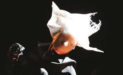 Die Rhythmen der „sprechenden“ Trommel der afrikanischen Yoruba, Körper im Taumel, einem Gott huldigend: In dem beninisch-italienischen Tanztheaterstück „Du Mythe du Dieu Argent – Vom Mythos des Gottes Geld“  erzählt das Ensemble Dialogues Inévitables von der Macht des Geldes.