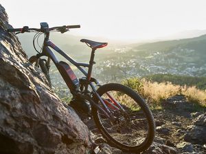 Bergtour mit Unterstützung – Junggebliebene leihen sich im Vier-Sterne-Superior-Hotel Bodenmaiser Hof ein E-Bike und erkunden damit die Trails im Bayerischen Wald Bergtour mit Unterstützung – Junggebliebene leihen sich im Vier-Sterne-Superior-Hotel Bodenmaiser Hof ein E-Bike und erkunden damit die Trails im Bayerischen Wald