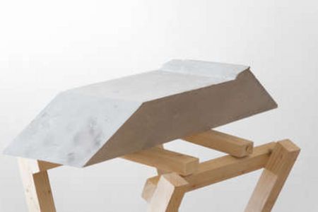 Laura Wagner bespielt als erste Kuenstlerin mit zwei Serien aus der Reihe Obelisks den sogenannten Katzenbaum von Oliver Klimpel