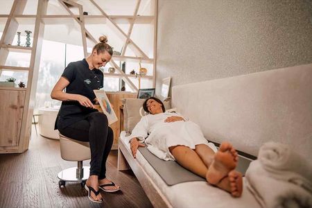 Mit Bioresonanztherapie, Personal Training und Tipps für Zuhause gehen Gaeste dank des Arrangements Stay Well im Hotel Jungbrunn im oesterreichischen Tannheim gesund und fit durch den Herbst