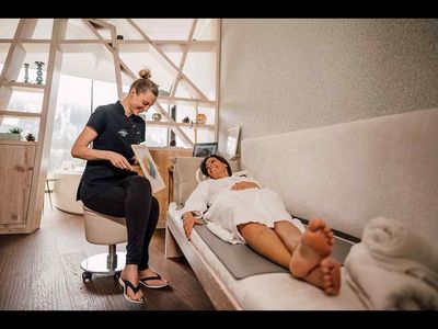 Mit Bioresonanztherapie, Personal Training und Tipps für Zuhause gehen Gaeste dank des Arrangements Stay Well im Hotel Jungbrunn im oesterreichischen Tannheim gesund und fit durch den Herbst