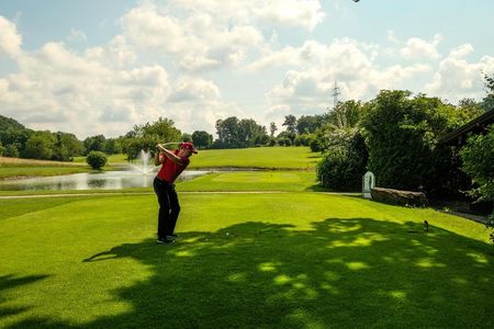 Abschlag in Gut Rieden Gäste des Hotel Vier Jahreszeiten Starnberg/Oberbayern erhalten Ermäßigungen bei verschiedenen Golfanlagen in der Region StarnbergAmmersee