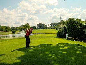 Abschlag in Gut Rieden Gäste des Hotel Vier Jahreszeiten Starnberg/Oberbayern erhalten Ermäßigungen bei verschiedenen Golfanlagen in der Region StarnbergAmmersee