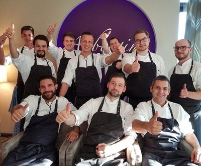 Daumen hoch fürs vierte Jahr in Folge mit Michelin-Stern – Chefkoch Maximilian Moser (obere Reihe Mitte) und das Team des Gourmetrestaurant Aubergine in Starnberg