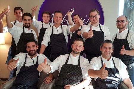 Daumen hoch fürs vierte Jahr in Folge mit Michelin-Stern – Chefkoch Maximilian Moser (obere Reihe Mitte) und das Team des Gourmetrestaurant Aubergine in Starnberg