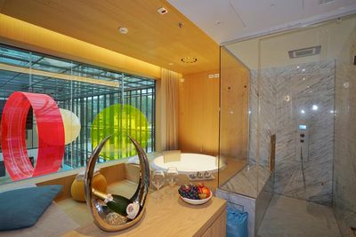 In den „schwebenden“ Pool Suiten der Therme Meran entspannen Gäste in trauter Zwei- oder Dreisamkeit mit Blick über die Badehalle von Südtirols Signature Spa