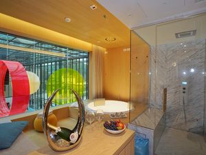 In den „schwebenden“ Pool Suiten der Therme Meran entspannen Gäste in trauter Zwei- oder Dreisamkeit mit Blick über die Badehalle von Südtirols Signature Spa In den „schwebenden“ Pool Suiten der Therme Meran entspannen Gäste in trauter Zwei- oder Dreisamkeit mit Blick über die Badehalle von Südtirols Signature Spa