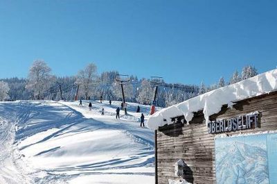 Gaeste des Harry’s Home Dornbirn in Oesterreich erhalten bei ihrem Kurztrip einen Tages Skipass fuer das familienfreundliche Wintersportgebiet Boedele