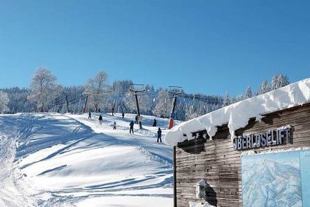 Gaeste des Harry’s Home Dornbirn in Oesterreich erhalten bei ihrem Kurztrip einen Tages Skipass fuer das familienfreundliche Wintersportgebiet Boedele