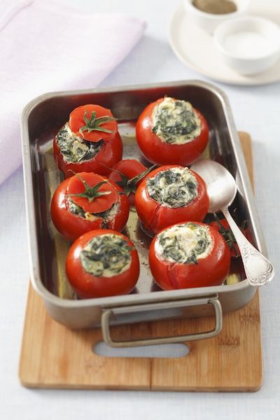 Essen und Trinken gefuellte Tomaten