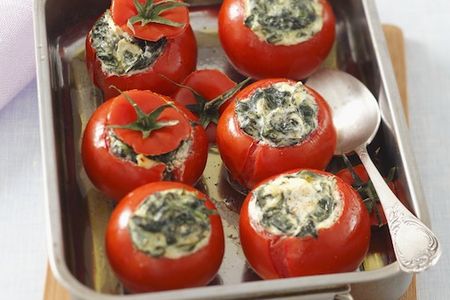 Essen und Trinken gefuellte Tomaten