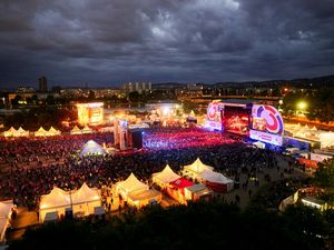 13 Buehnen und 17 Themeninseln erwarten Euch beim 36. Donauinselfest vom 21.-23. Juni in Wien 13 Buehnen und 17 Themeninseln erwarten Euch beim 36. Donauinselfest vom 21.-23. Juni in Wien