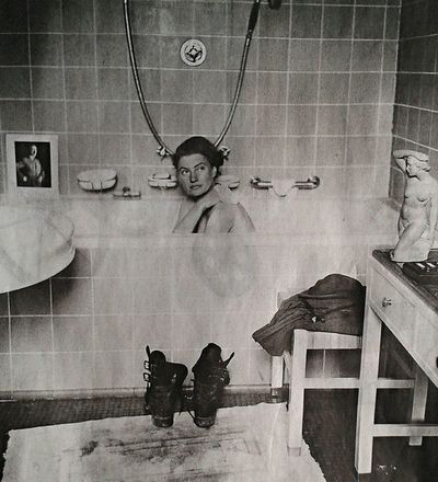 Lee Miller badet in Hitlers Wohnung