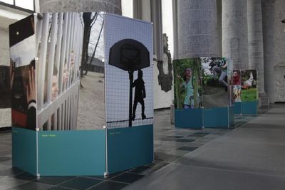 Das Projekt wird vom Regio Aachen e.V. und dem Carolus Magnus e.V. in der Bleiberger Fabrik in Aachen ausgerichtet. Vielen Fotografen stehen den Kinder bei ihrer Arbeit zur Seite. In regelmäßigen Ausstellungen werden die Projektbilder gezeigt, wie zum Beispiel Anfang Oktober in Aachen.