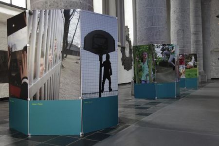 Das Projekt wird vom Regio Aachen e.V. und dem Carolus Magnus e.V. in der Bleiberger Fabrik in Aachen ausgerichtet. Vielen Fotografen stehen den Kinder bei ihrer Arbeit zur Seite. In regelmäßigen Ausstellungen werden die Projektbilder gezeigt, wie zum Beispiel Anfang Oktober in Aachen.