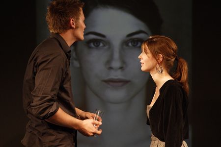 theater in Duisburg: Hautnah - ein intensives Kammerspiel - bis zum 21.6.2013