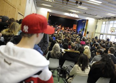 Raus aus dem Konzertsaal, rein in Schulturnhallen, heißt es für die Musiker der hr-Bigband von Dienstag, 13. bis Dienstag, 20. November. Stationen der diesjährigen Schultour quer durch Hessen sind Schwalbach am Taunus, Bad Nauheim, Frankfurt, Höchst, Marburg und Viernheim.