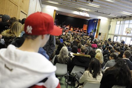 Raus aus dem Konzertsaal, rein in Schulturnhallen, heißt es für die Musiker der hr-Bigband von Dienstag, 13. bis Dienstag, 20. November. Stationen der diesjährigen Schultour quer durch Hessen sind Schwalbach am Taunus, Bad Nauheim, Frankfurt, Höchst, Marburg und Viernheim.