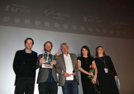 Der Gewinner Jan Speckenbach mit den Mitgliedern der Jury Hans-Christian Schmid, Heino Deckert und Nicolette Krebitz, sowie Sektionsleiterin Linda Söffker (rechts)
