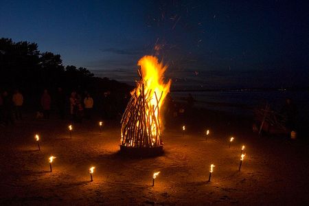Osterfeuer am Strand von Binz auf Rügen Foto: Tom Küpper user:Ukuthenga, Wikipedia