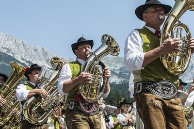 Der Alpenlaendische Musikherbst laed zu dem Blasmusikfestival und Schunkelstimmung nach Ellmau in die Bergkulisse ein