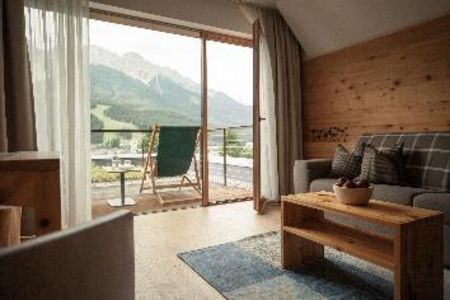 Abseits vom Trubel geniessen Gaeste des Naturhotel Leitlhof in Innichen in Suedtirol die imposante Natur der Dolomiten