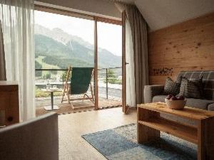 Abseits vom Trubel geniessen Gaeste des Naturhotel Leitlhof in Innichen in Suedtirol die imposante Natur der Dolomiten Abseits vom Trubel geniessen Gaeste des Naturhotel Leitlhof in Innichen in Suedtirol die imposante Natur der Dolomiten