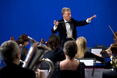 Philipp Maier dirigiert die Junge Philharmonie Koeln bei Konzert 2014