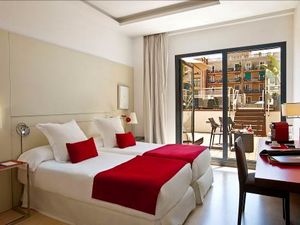 Verliebte bummeln zum Sant-Jordi-Fest durch Barcelona und beschenken sich mit Buechern und Rosen von den Straßenstaenden Verliebte bummeln zum Sant-Jordi-Fest durch Barcelona und beschenken sich mit Buechern und Rosen von den Straßenstaenden