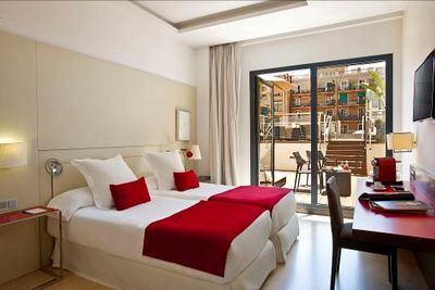Verliebte bummeln zum Sant-Jordi-Fest durch Barcelona und beschenken sich mit Buechern und Rosen von den Straßenstaenden