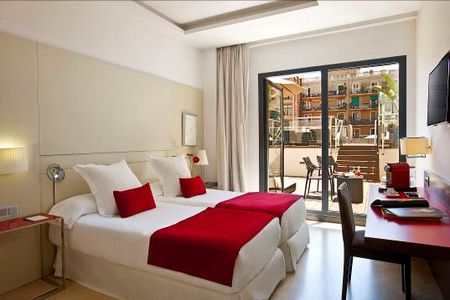 Verliebte bummeln zum Sant-Jordi-Fest durch Barcelona und beschenken sich mit Buechern und Rosen von den Straßenstaenden