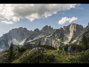 Bei der Umrundung des Wilden Kaisers in Tirol steigen Wanderer am ersten Tag in Richtung Gruttenhuette auf Bei der Umrundung des Wilden Kaisers in Tirol steigen Wanderer am ersten Tag in Richtung Gruttenhuette auf