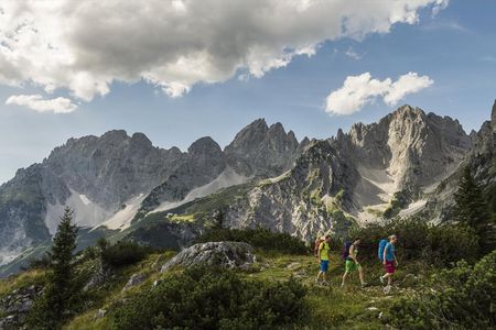 Bei der Umrundung des Wilden Kaisers in Tirol steigen Wanderer am ersten Tag in Richtung Gruttenhuette auf