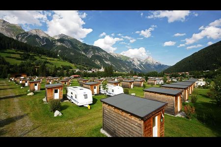 Urlaub mitten im Tiroler Stanzertal in Pettneu nahe St. Anton am Arlberg liegt der 4-Sterne-Platz Camping Arlberg