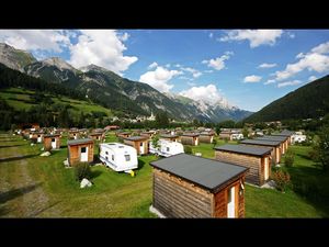 Urlaub mitten im Tiroler Stanzertal in Pettneu nahe St. Anton am Arlberg liegt der 4-Sterne-Platz Camping Arlberg Urlaub mitten im Tiroler Stanzertal in Pettneu nahe St. Anton am Arlberg liegt der 4-Sterne-Platz Camping Arlberg