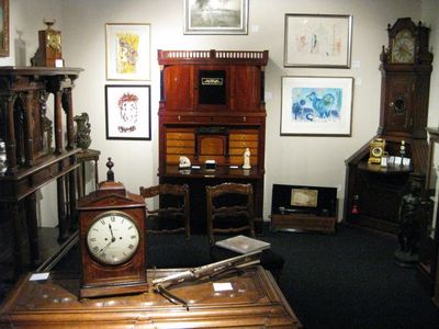Auf diesem Markt für Design, Kunst, Antiquitaeten, Antik-Moebel, Raritäten, Shabby Chic und Vintage-Artikelaller Art, gibt es auch guenstige Schnaeppchen