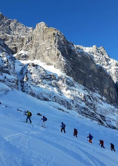 Ins Gelaende – aber sicher Im Rahmen der dreitägigen Snow und  Safety Days in Engelberg Zentralschweiz unternehmen die Teilnehmer stets eine gefuehrte Skitour