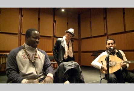 Emmanuelle Gaume und zwei Musiker des Multikulti-Orchesters von Mario Tronco